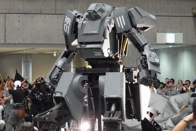 【ワンフェス12】搭乗可能な4mのロボット、クラタス披露 画像