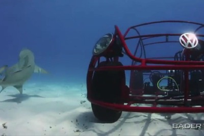 VW ザ・ビートル の「シャークケージ」…海底でサメと泳ぐ［動画］ 画像