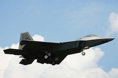 在日米軍、横田基地でF-22戦闘機を地上展示 画像