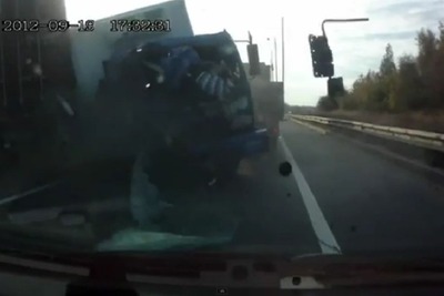 大破した大型トラック、運転手が無傷で生還の奇跡…ロシア［動画］ 画像