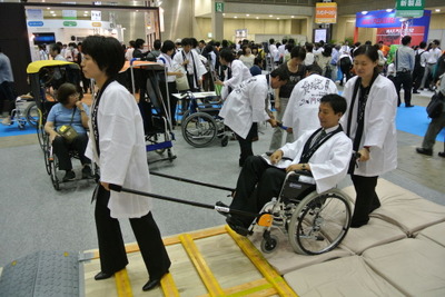 【福祉機器展12】世界初の車いす用緊急避難装置…JINRIKI 画像