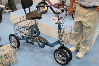 【福祉機器展12】ホッチキスメーカー製作の4輪自転車がシニアに人気 画像