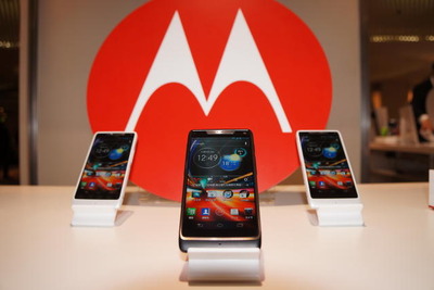 ソフトバンク、強度は鋼鉄の5倍!Motorolaスマホ「RAZR M 201M」 画像