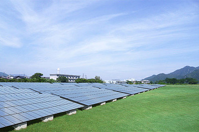 NTTファシリティーズ、サントリーグループの土地を活用した太陽光発電所を建設 画像
