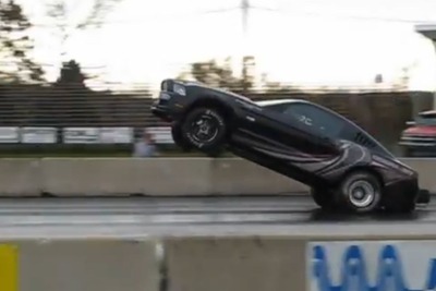 フォード マスタング、ウィリー走行の末に激突クラッシュ…米ドラッグレース［動画］ 画像
