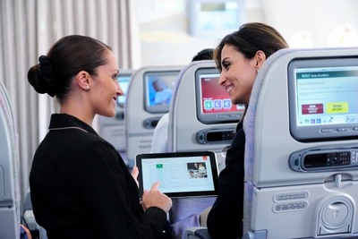 エミレーツ航空、客室乗務員の機内サービス業務に最新タブレットを採用 画像