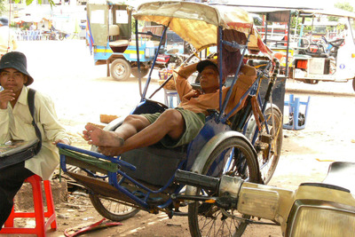 フン・セン首相、三輪タクシー「シクロ」の保全を訴える…カンボジア・プノンペン 画像