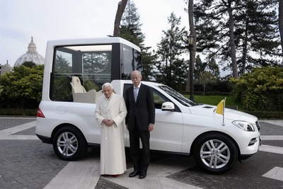メルセデスベンツ、ローマ教皇専用車を納車…Mクラス 新型 画像