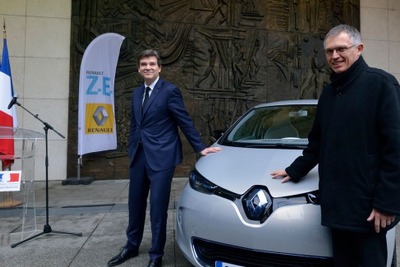 ルノーの新型EV、ZOE…第一号車を仏産業再生大臣に納車 画像