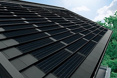 シャープ、屋根全体と調和する 瓦型 太陽電池モジュール を発売 画像