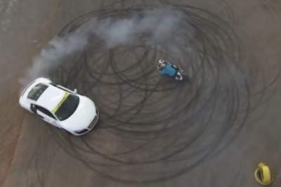アウディ R8 と BMW S1000RR、ドリフトジムカーナに挑戦［動画］ 画像