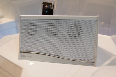 【東京オートサロン13】クラリオン、ソーラー充電可能なフルデジタルスピーカーを展示 画像