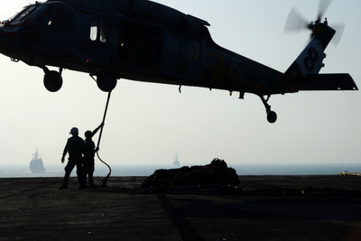 アメリカ海軍第5艦隊の MH-60Sシーホーク・ヘリコプター 画像