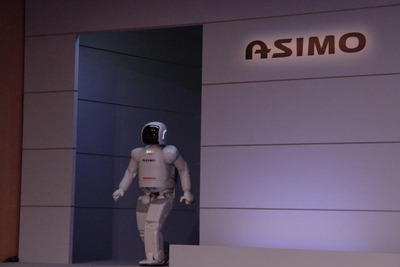 【ロボット新時代写真蔵】ホンダ アシモ は2005年に向けダッシュ 画像