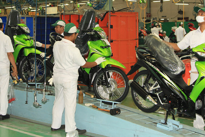 インドネシアのアストラ・ホンダ、4スト110ccのレボシリーズに新カラーを採用 画像