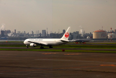 東京モノレール羽田空港国際線ビル駅に沖電気製外貨自動両替機を設置 画像