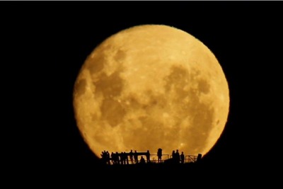 壮大な満月が作るシルエット 画像