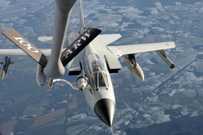 ドイツ上空で空中燃料補給を受けるトーネードPA-200 画像