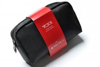 デルタ航空、国際線ビジネスクラスのアメニティキットをリニューアル、トゥミ製アイマスクなど 画像