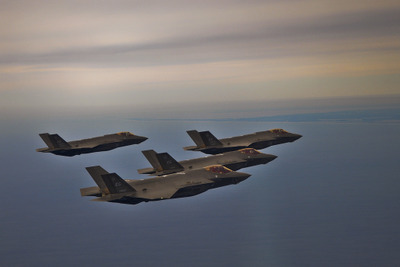 フォーメーション飛行をするF-35Aライトニング II 画像