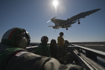 太平洋上で訓練するニミッツ級航空母艦、USSカール・ビンソン 画像