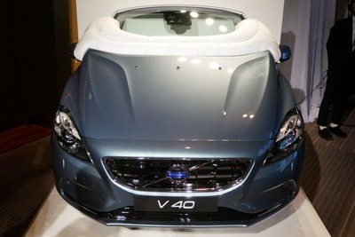 【ボルボ V40 発表】歩行者エアバッグを世界初採用 画像