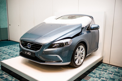 【ボルボ V40 発表】歩行者エアバッグのオプション化は「魅力的な価格にするため」 画像