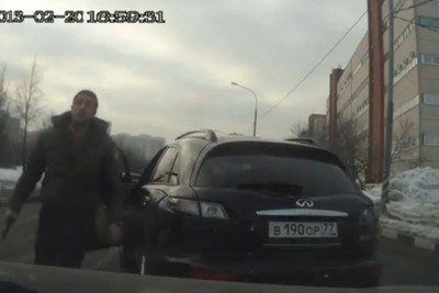 ロシアの交通トラブル、拳銃男のカッコ悪い結末［動画］ 画像