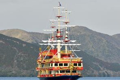 ジャパン・マリンユナイテッド、箱根芦ノ湖海賊船「ロワイヤルII」を引き渡し 画像