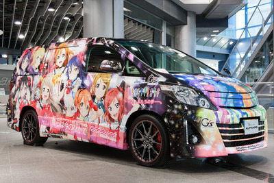 アムラックス東京にアニメ『ラブライブ！』の公式痛車「アルファード」が展示 画像