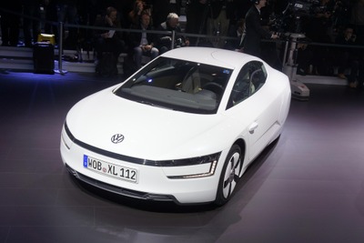 【ジュネーブモーターショー13】VWのXL1、夢の1リットルカーが現実に…燃費は量産車世界一 画像