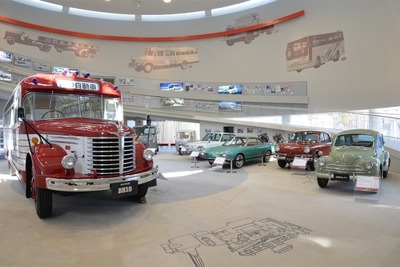 日野自動車「日野オートプラザ」を本格リニューアル、日野唯一の乗用車も展示 画像