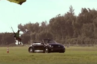 VW ザ・ビートルにカブリオレ…スカイダイバーが車内「着地」に挑戦［動画］ 画像