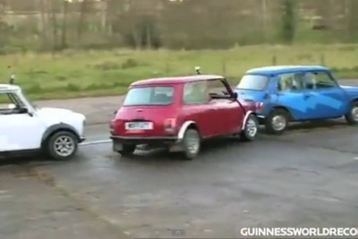 縦列駐車のギネス世界記録、英国で更新…前後の間隔13.1cm［動画］ 画像