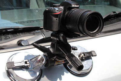 カメラを車の屋根などに取り付けられる「超強力ダブル吸盤カメラマウント」 画像