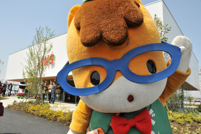 世界初、メガネのドライブスルー販売が前橋でスタート…ゆるキャラも祝福 画像