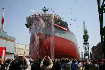 川崎重工、58型ばら積み運搬船「フローレンス K」の命名式・進水式を実施 画像