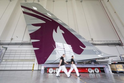 エアバス、カタール航空A380用の尾翼のペイントを完了 画像