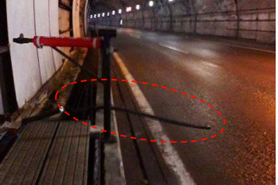 長野自動車道の塩嶺トンネル内で管路材が走行車線上にはみだす事象が発生 画像