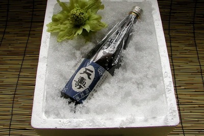 由利高原鉄道、鳥海山の残雪で雪詰めにした日本酒セットを限定発売 画像
