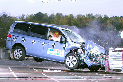 【自動車アセスメント2004】今年もオフセット衝突実験を公開 画像