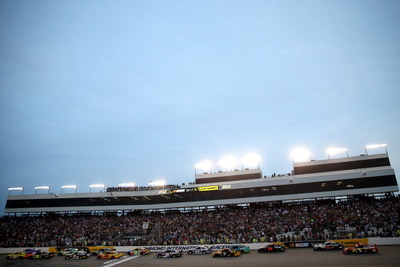 【NASCARスプリントカップ 第9戦】ケビン・ハーヴィック、リスタートの機を生かして今季初勝利［写真蔵］ 画像