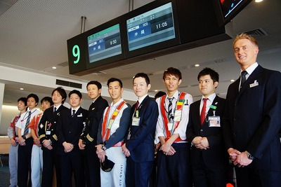 日本航空、男性スタッフのみで運航する「こいのぼりフライト」を実施 画像
