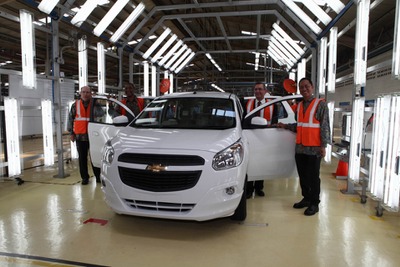 GM、インドネシア新工場を稼働…小型MPVがラインオフ 画像