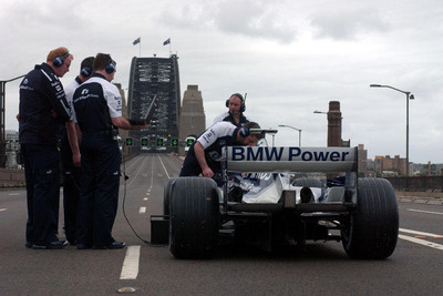 ウェーバー、F1マシンでシドニー・ハーバー・ブリッジを走行 画像
