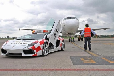 世界最速の空港誘導車、イタリアに登場…ランボルギーニ アヴェンタドール 画像