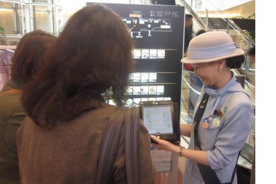 羽田空港の案内所と巡回案内スタッフにiPadを配布して案内サービスを開始 画像