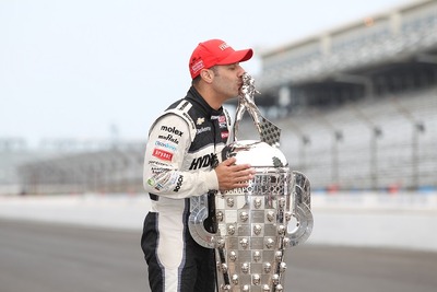 【INDYCAR 第5戦】トニー・カナーン、ボーグ・ワーナー・トロフィーにキス 画像