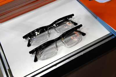 【スマートコミュニティジャパン13】緊急用として使えそうな度数調整式メガネ 画像