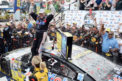 【NASCARスプリントカップ 第13戦】トニー・スチュアートがフェデックス400を制し今季初勝利 画像